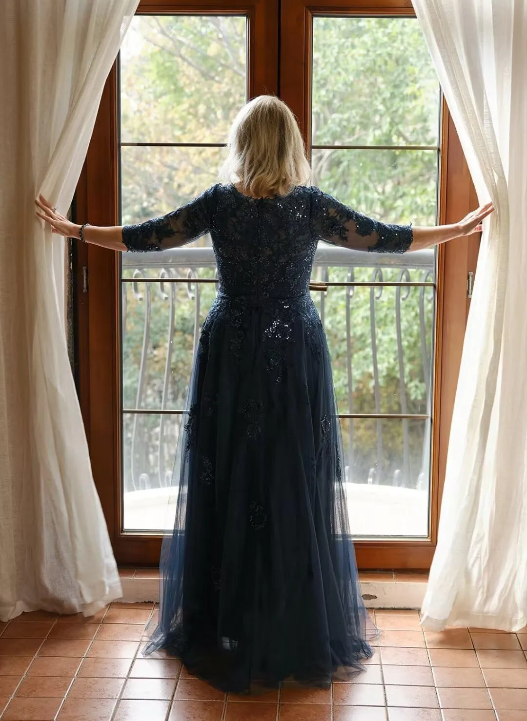 V Neck Tulle Mother of The Bride Dress Plus Size Lace Appliques Floor Length Formal Evening Gown