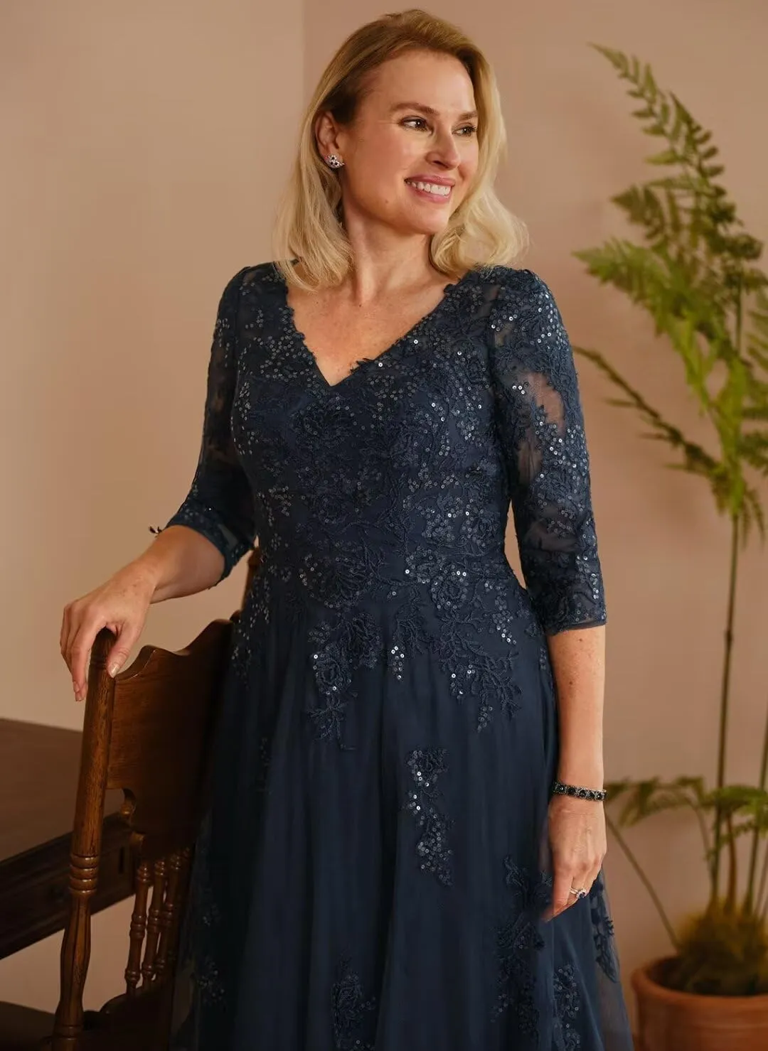 V Neck Tulle Mother of The Bride Dress Plus Size Lace Appliques Floor Length Formal Evening Gown